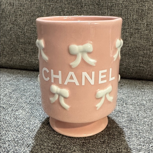 ❗️CLERANCE❗️CHANEL Pink Brush Holder with White Bows - Picture 2 of 4